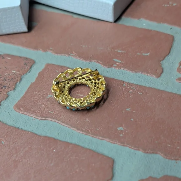 Vintage 1965 Sarah Coventry Multicolored Gold Tone Circle Wreath Brooch Pin Sign - Picture 4 of 4